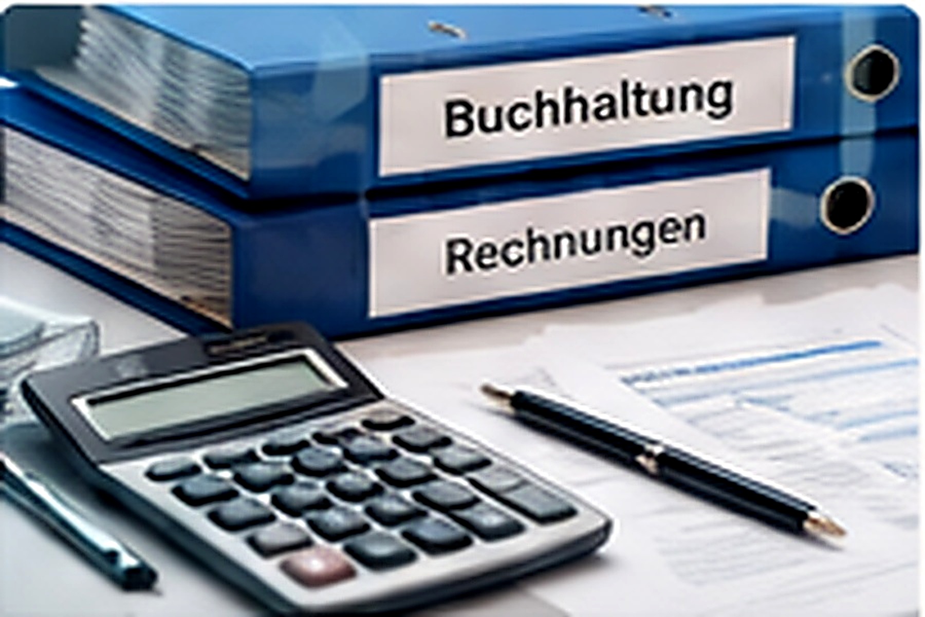 Buchführungsunterlagen, Ordner, Rechnungen und Taschenrechner